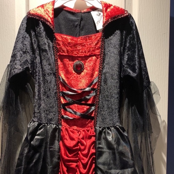 VEUC Girl’s Spirit Halloween Vampiress Costume - size Youth L with crown & mask - Picture 4 of 17